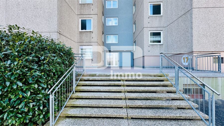 Modernisierte Eigentumswohnung mit Balkon in gepflegtem Mehrfamilienhaus - Haupteingang